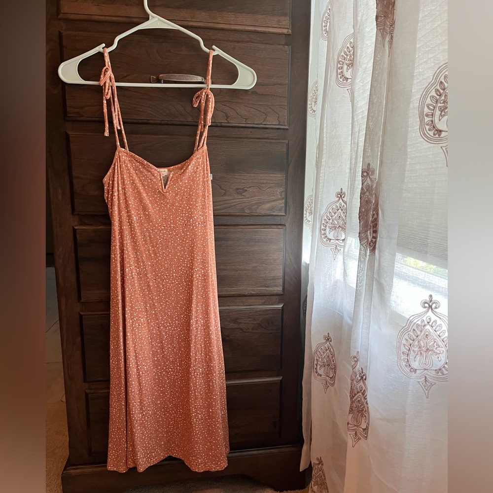 Cute shoulder tie strap summer dress.